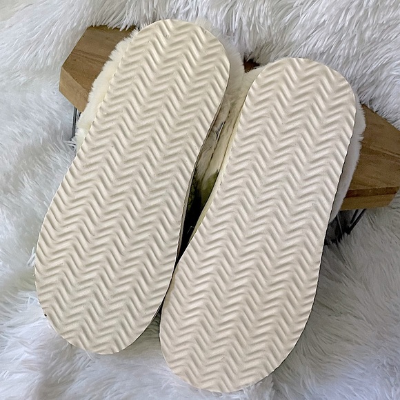 💚LAST ONE💚FINAL PRICE Grinch Slippers - Picture 6 of 10